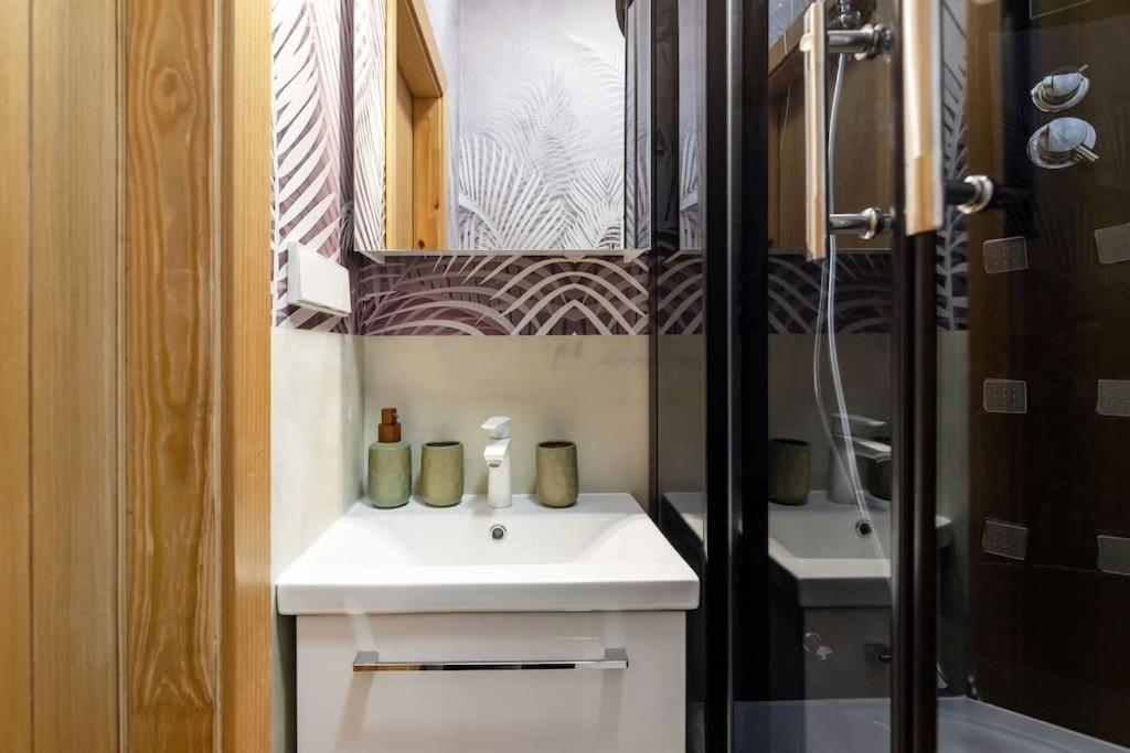Luxury Apartment In Gedimino Av. Вильнюс Экстерьер фото